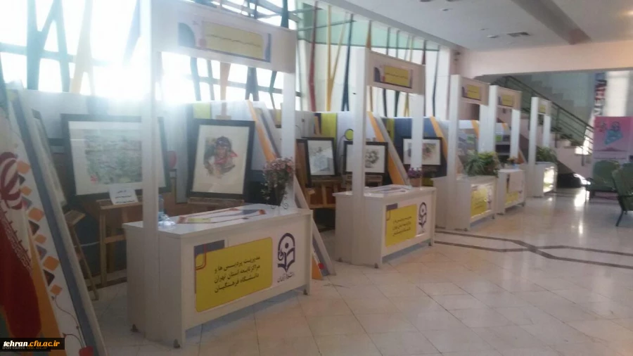 گفت و گو با مسئول نمایشگاه جانبی در محل اکران فیلم های رشد استان تهران:

50 اثر تالیفاتی و هنری در این نمایشگاه قرار گرفته است 2