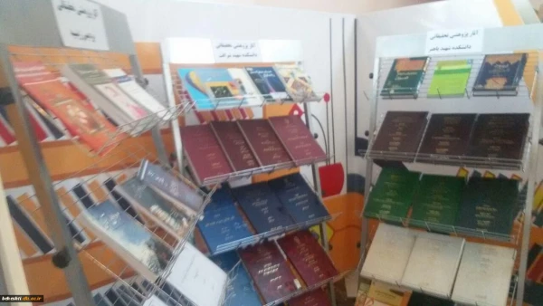 گفت و گو با مسئول نمایشگاه جانبی در محل اکران فیلم های رشد استان تهران:

50 اثر تالیفاتی و هنری در این نمایشگاه قرار گرفته است 3