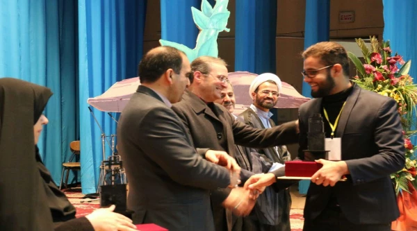 به مناسبت هفته پژوهش در دانشگاه فرهنگیان:

انتخاب  اساتید و دانشجو معلمان مراکز استان تهران به عنوان پژوهشگر برتر 2