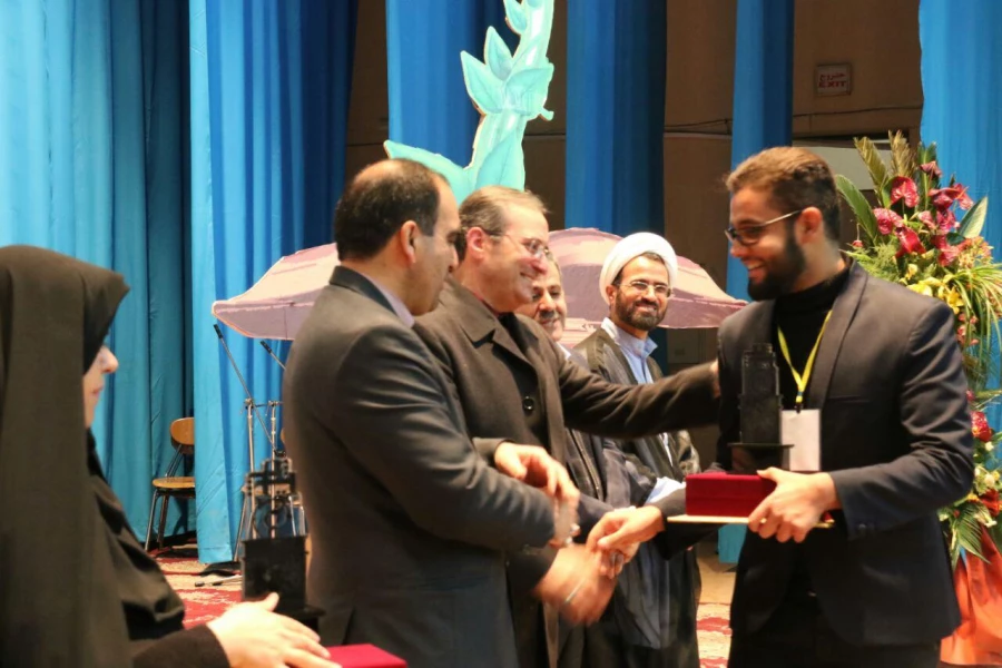 به مناسبت هفته پژوهش در دانشگاه فرهنگیان:

انتخاب  اساتید و دانشجو معلمان مراکز استان تهران به عنوان پژوهشگر برتر 2