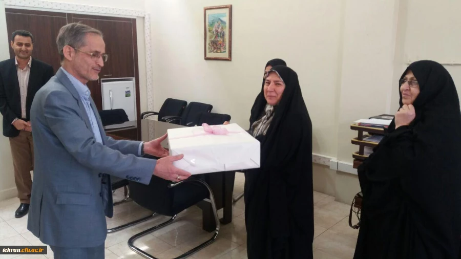 به مناسبت ولادت حضرت فاطمه زهرا (س) و روز زن:

دکتر سبحانی از کارکنان زن  مدیریت امور پردیس های استان تهران تجلیل کرد 2