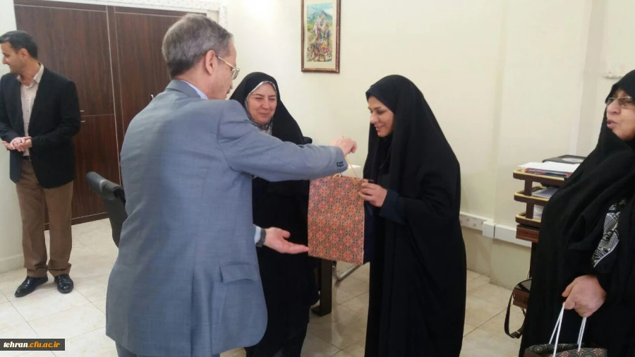 به مناسبت ولادت حضرت فاطمه زهرا (س) و روز زن:

دکتر سبحانی از کارکنان زن  مدیریت امور پردیس های استان تهران تجلیل کرد 2