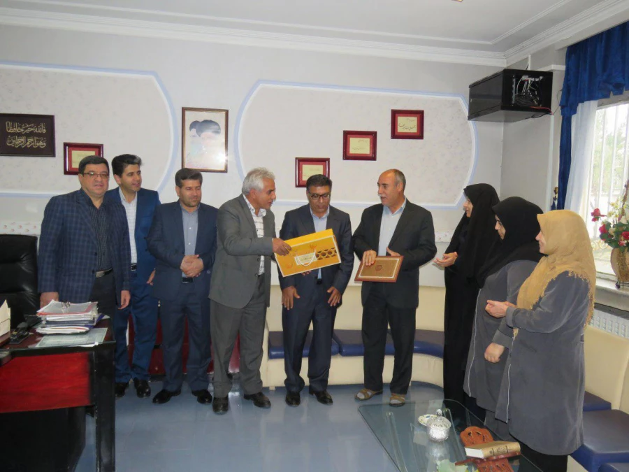 تجلیل از زحمات کارمند بازنشسته مرکز عترت آقای حیدری