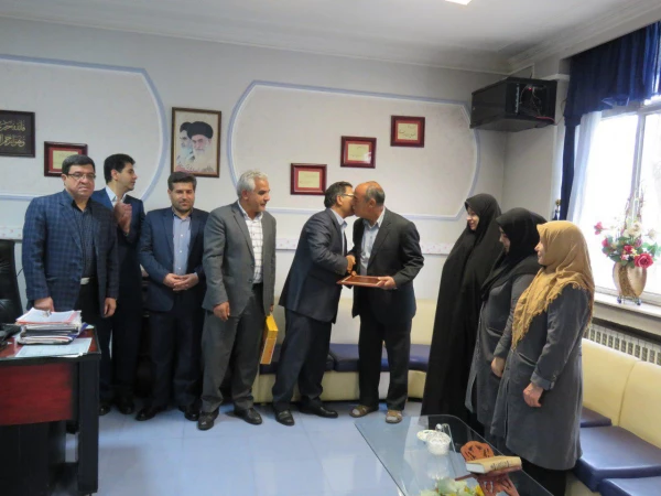 تجلیل از زحمات کارمند بازنشسته مرکز عترت آقای حیدری