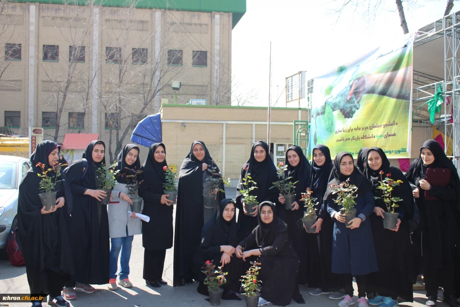 کاشت بوته گل رز در فضای سبز پردیس نسیبه