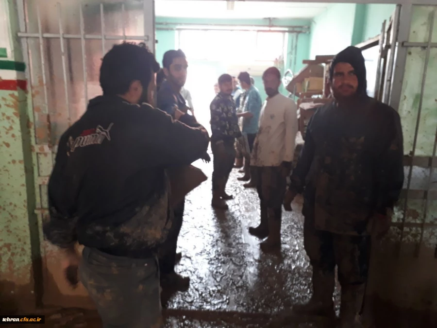 گزارش تصویری از اردوی جهادی دانشجومعلمان استان تهران در کمک به مناطق سیل زده 7