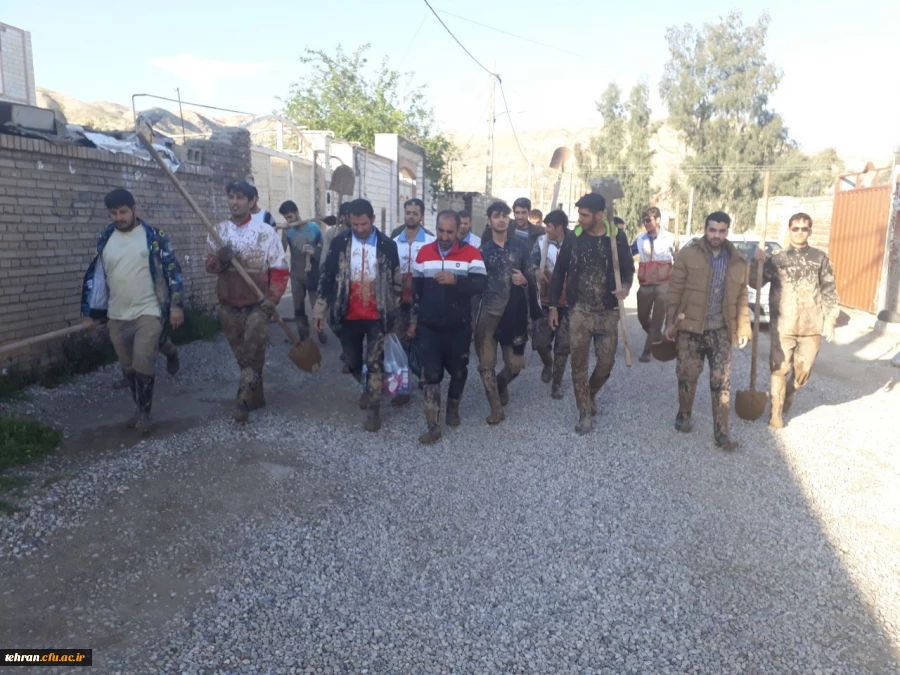 گزارش تصویری از اردوی جهادی دانشجومعلمان استان تهران در کمک به مناطق سیل زده 10