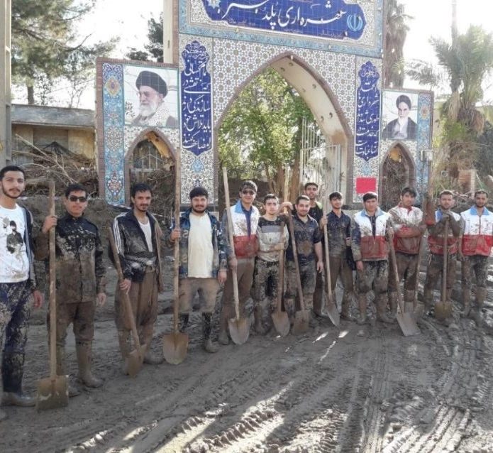 گزارش تصویری از اردوی جهادی دانشجومعلمان استان تهران در کمک به مناطق سیل زده 6