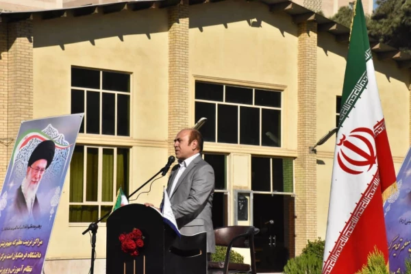 تمام دانشمندان، علما، عرفا و مقامات نامدار، کسوت معلمی دارند 3