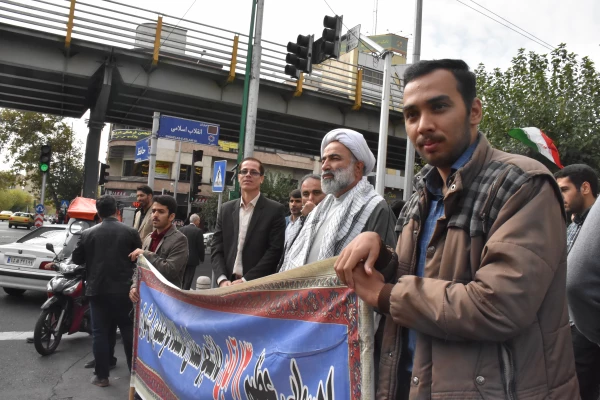 حضور گسترده دانشجویان، مسئولان، استادان و کارکنان پردیس ها، مراکز و مدیریت استان تهران در راهپیمایی 13 آبان 17