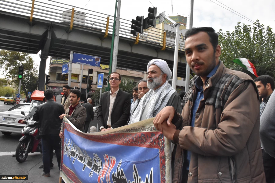 حضور گسترده دانشجویان، مسئولان، استادان و کارکنان پردیس ها، مراکز و مدیریت استان تهران در راهپیمایی 13 آبان 17