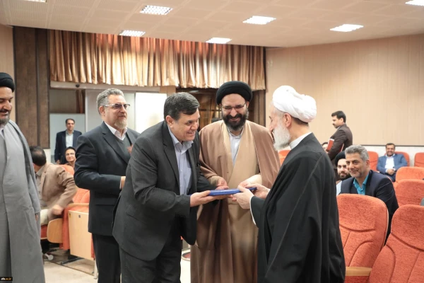 معلمی رنگ خدا گرفتن و اولین صفت او سعه صدر است 6