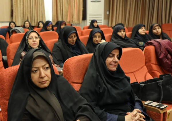 تحلیل اطلاعات در روزگار تحمیل اطلاعات و توجیه جوانان مهمترین کار است 12