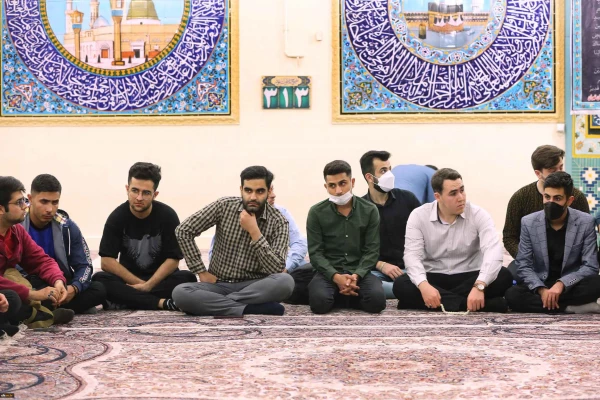 دانشجومعلمان با بهره مندی از ظرفیت لیالی قدر و تاسی از حضرت علی (ع) جهاد تبیین را سرلوحه فعالیت خود قرار دهند. 9