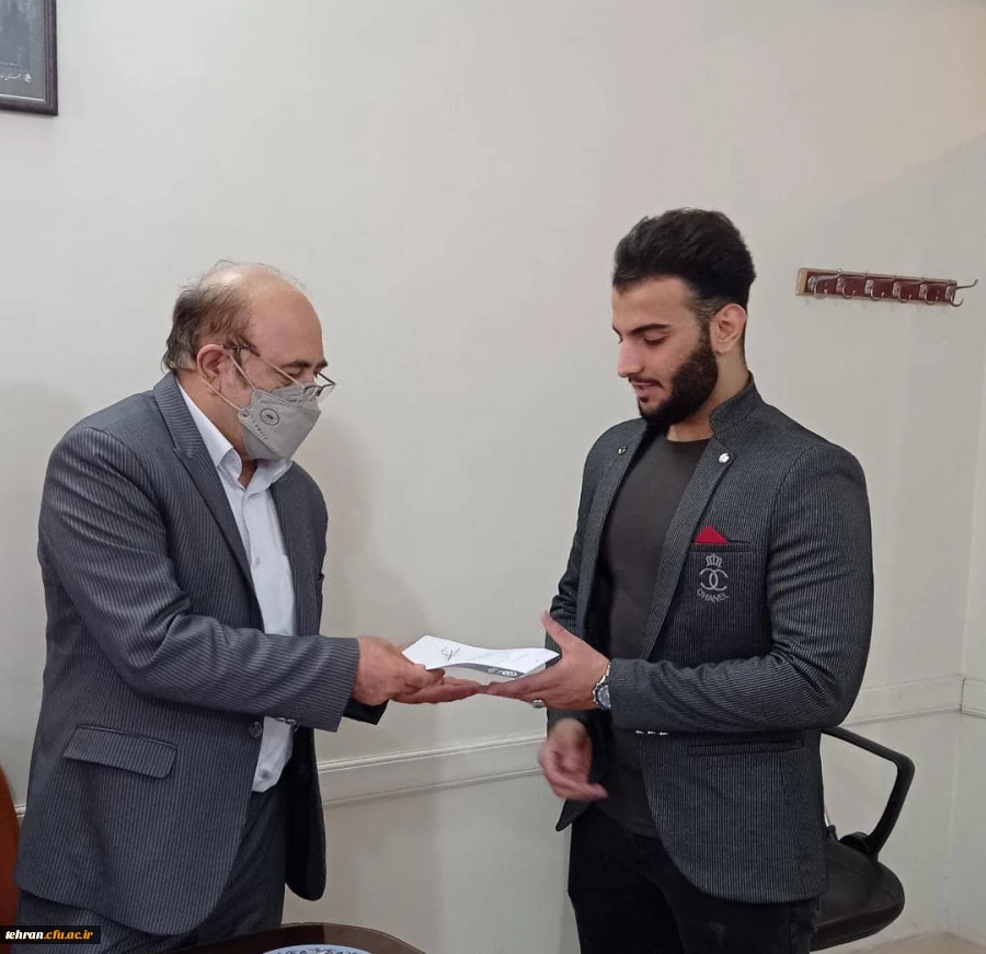 اهدای ابلاغ رسمی اعضای منتخب شورای صنفی دانشجویی پردیس شهید مفتح شهرری 5
