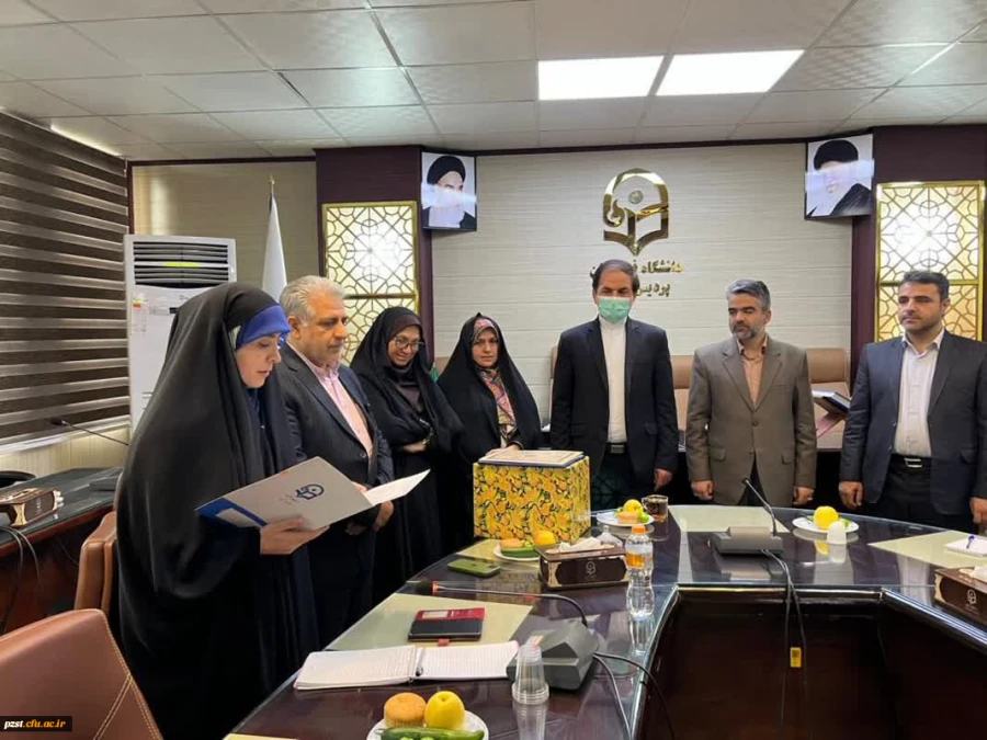 
آیین تکریم و معارفه سرپرست جدید پردیس زینبیه
 4