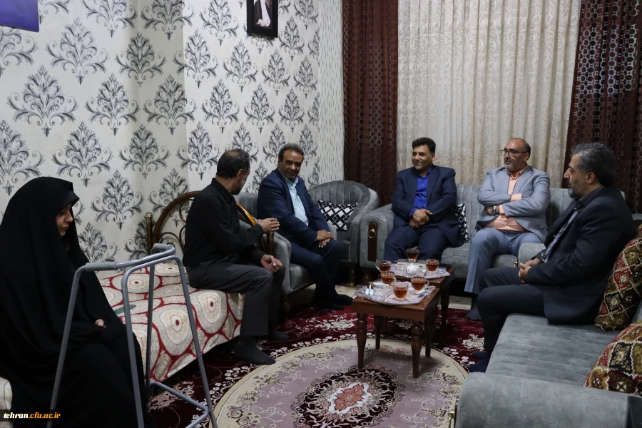 حضور دکتر علی محمدی در منزل شهید و دیدار با خانواده ایشان 2