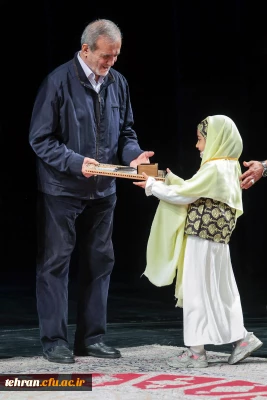 دکتر پزشکیان در آیین ملی بزرگداشت روز کتاب، کتابخوانی و کتابدار:

خواندن و آگاهی ما را به زبان و نگاه مشترک می رساند و از اختلاف دور می کند

