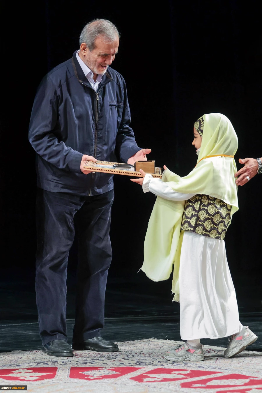 خواندن و آگاهی ما را به زبان و نگاه مشترک می رساند و از اختلاف دور می کند

 2