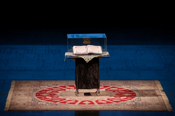 خواندن و آگاهی ما را به زبان و نگاه مشترک می رساند و از اختلاف دور می کند

 5