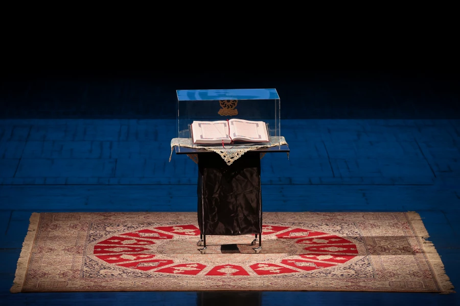 خواندن و آگاهی ما را به زبان و نگاه مشترک می رساند و از اختلاف دور می کند

 5