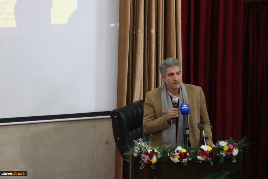 از هنر معلمی و هنر نمایش می گوید
 2