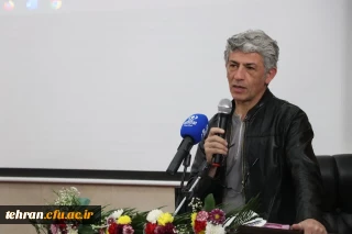  سیروس همتی، بازیگر سینما و تلویزیون در مراسم اختتامیه اولین دوره توانمندسازی دبیران کانون های هنرهای نمایشی و دبیران انجمن علمی مشاوره سراسر کشور : 

هنر فقط در سینما و موسیقی نیست، بلکه در کلاس های درس مدارس هم جریان دارد