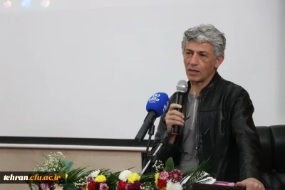  سیروس همتی، بازیگر سینما و تلویزیون در مراسم اختتامیه اولین دوره توانمندسازی دبیران کانون های هنرهای نمایشی و دبیران انجمن علمی مشاوره سراسر کشور : 

هنر فقط در سینما و موسیقی نیست، بلکه در کلاس های درس مدارس هم جریان دارد