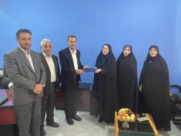 خانم دکتر یدالله زاده سرپرست مرکز عترت واوان شد.   3