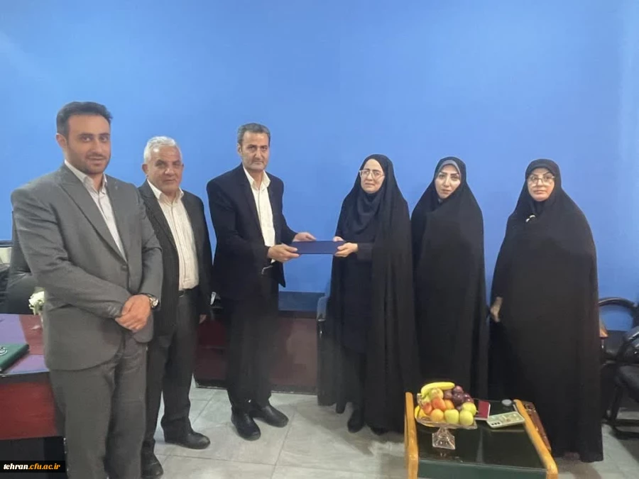 خانم دکتر یدالله زاده سرپرست مرکز عترت واوان شد.   3