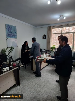 به مناسبت گرامیداشت روز زن، دکتر کامیاب معاونت توسعه و دکتر بهبهانی رئیس امور مالی با حضور در بخش های مختلف، ضمن تبریک این روز، با اهدای گل از تلاش های همکاران تقدیر کردند. 2