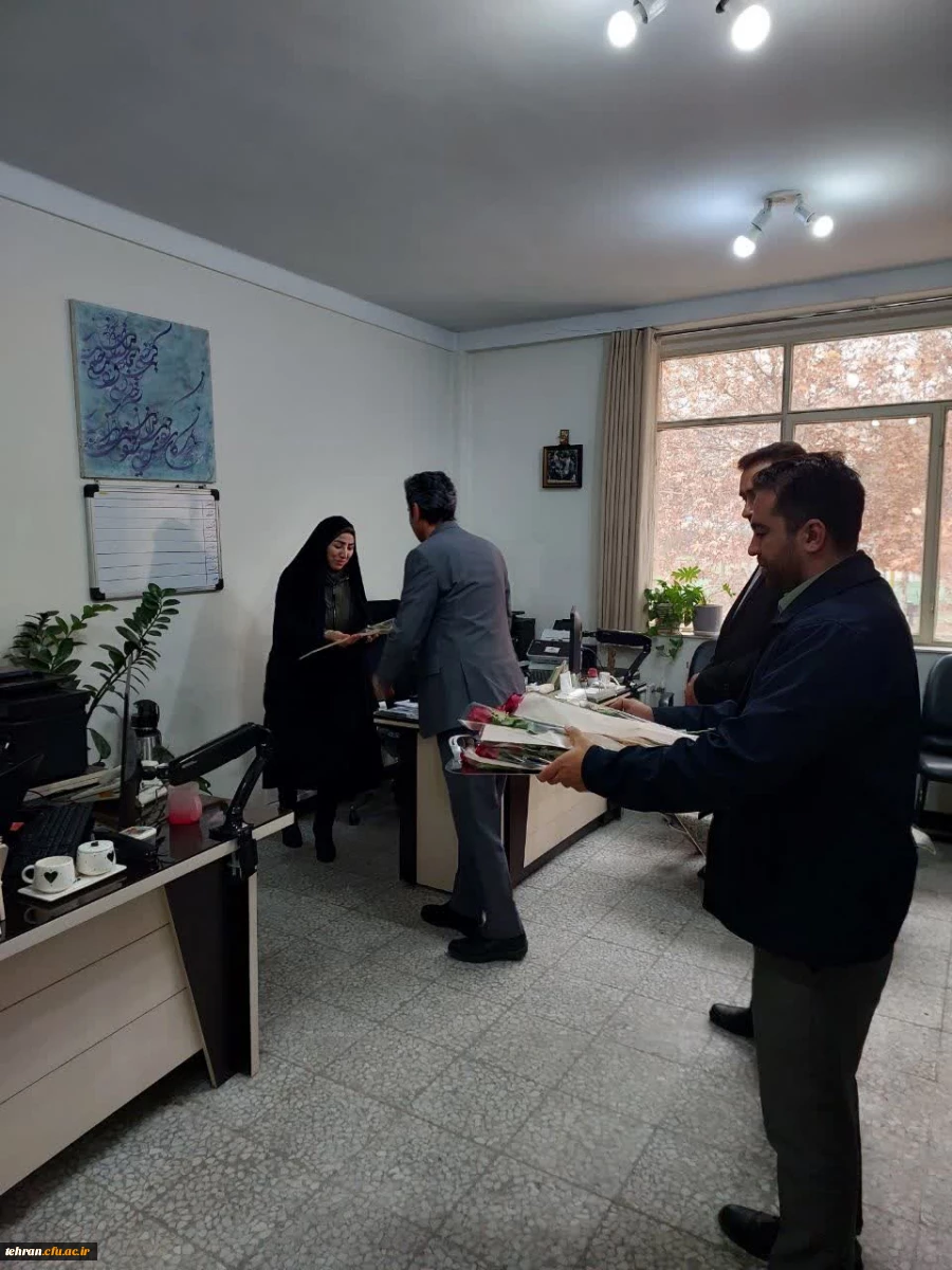 به مناسبت گرامیداشت روز زن، دکتر کامیاب معاونت توسعه و دکتر بهبهانی رئیس امور مالی با حضور در بخش های مختلف، ضمن تبریک این روز، با اهدای گل از تلاش های همکاران تقدیر کردند. 2