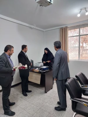 به مناسبت گرامیداشت روز زن، دکتر کامیاب معاونت توسعه و دکتر بهبهانی رئیس امور مالی با حضور در بخش های مختلف، ضمن تبریک این روز، با اهدای گل از تلاش های همکاران تقدیر کردند. 3