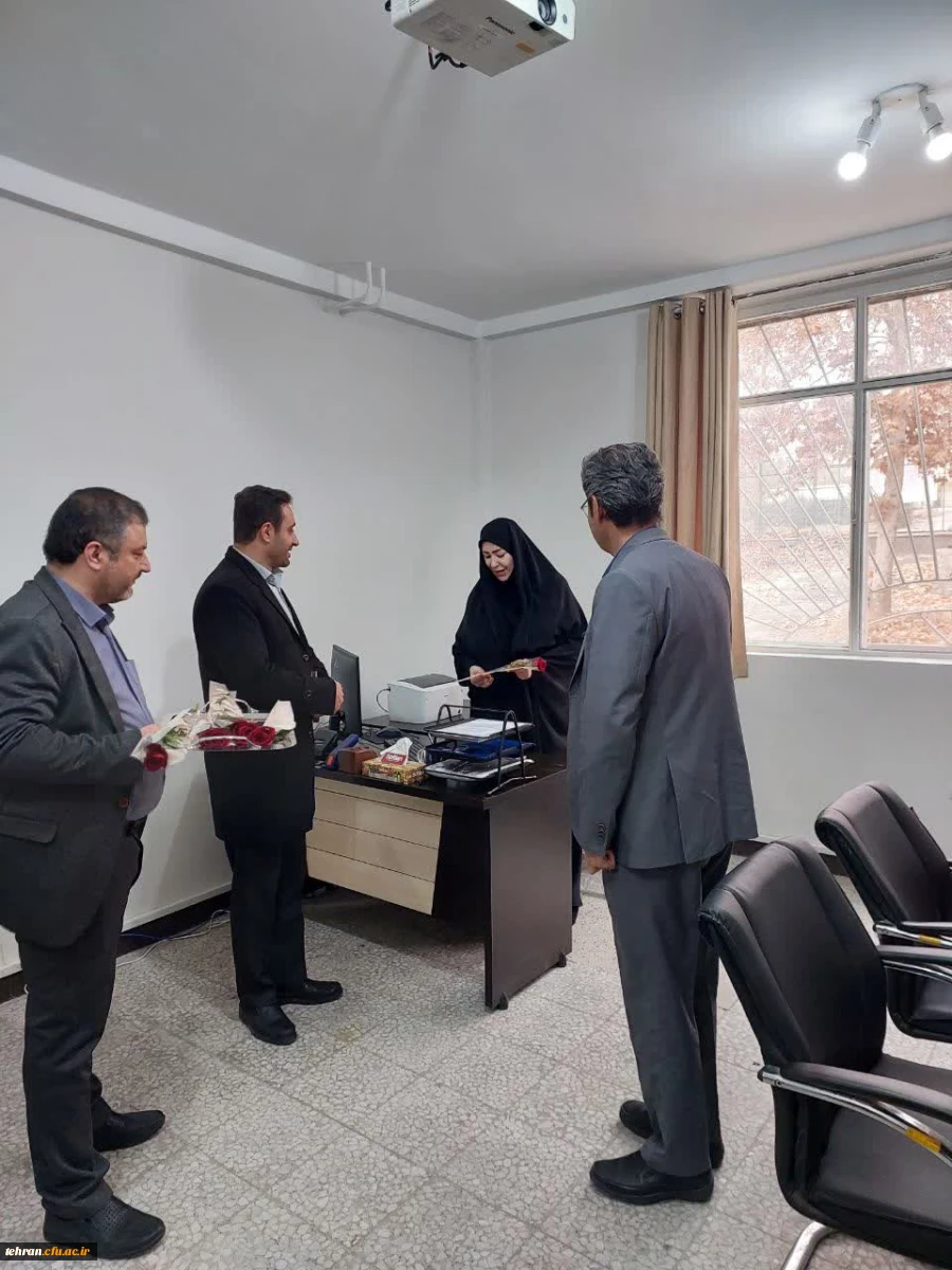 به مناسبت گرامیداشت روز زن، دکتر کامیاب معاونت توسعه و دکتر بهبهانی رئیس امور مالی با حضور در بخش های مختلف، ضمن تبریک این روز، با اهدای گل از تلاش های همکاران تقدیر کردند. 3