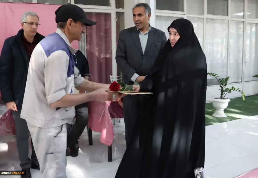 تجلیل از همکاران به مناسبت روز مرد در دانشکده شهید شرافت

 2