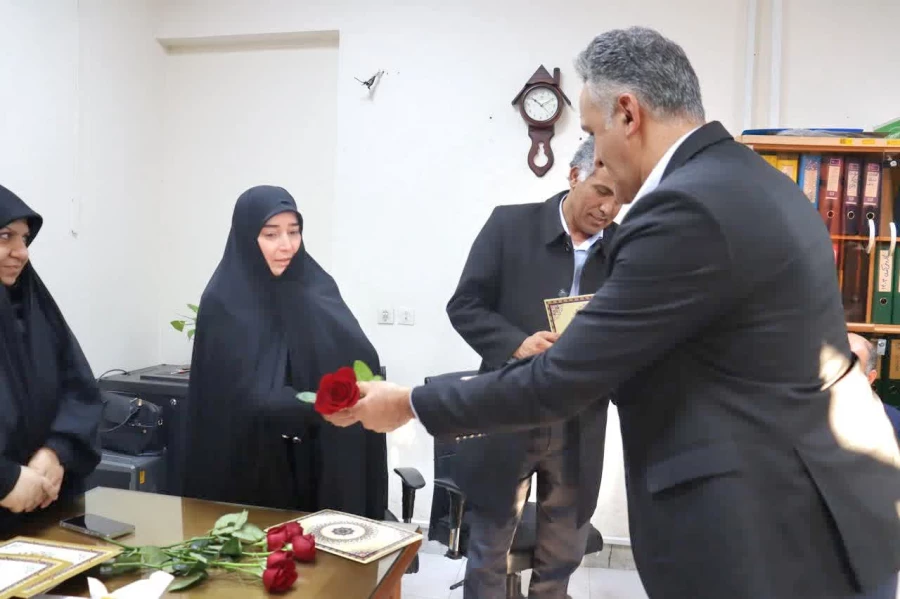 تقدیر از نیروهای حفاظت فیزیکی به پاس تلاش های شبانه روزی در دانشکده شهید شرافت 

 10