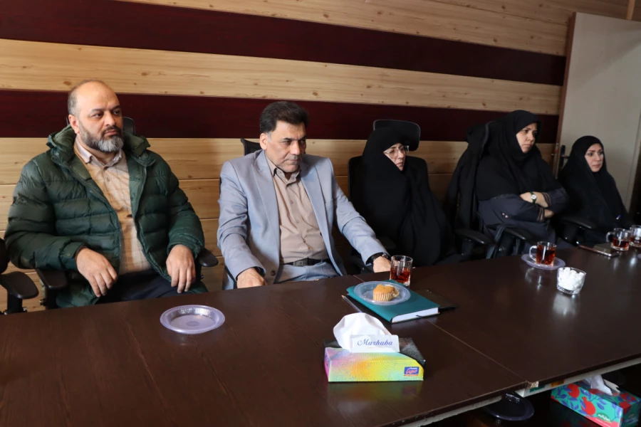 فضایی صمیمی و گرم در یک
 روز سرد زمستانی در شورای اداری
همکاران  دانشگاه فرهنگیان تهران 4