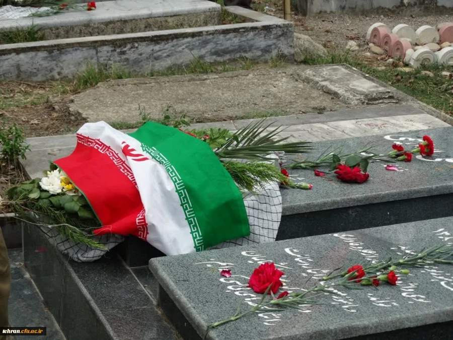 با شهدا عهد و پیمان مجدد می بندیم؛ 
 2