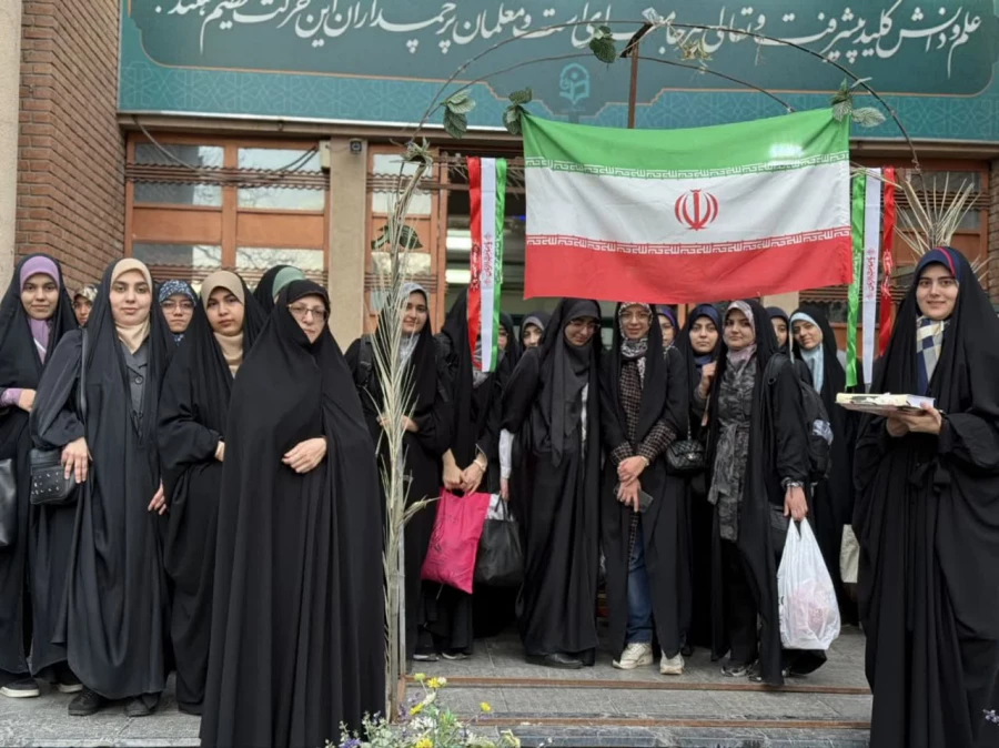 گزارش گروه های دانشجوی راهیان نور دانشگاه فرهنگیان تهران در امتداد راه شهدا برای ایران پای کار انقلاب و رهبری هستیم 
 9