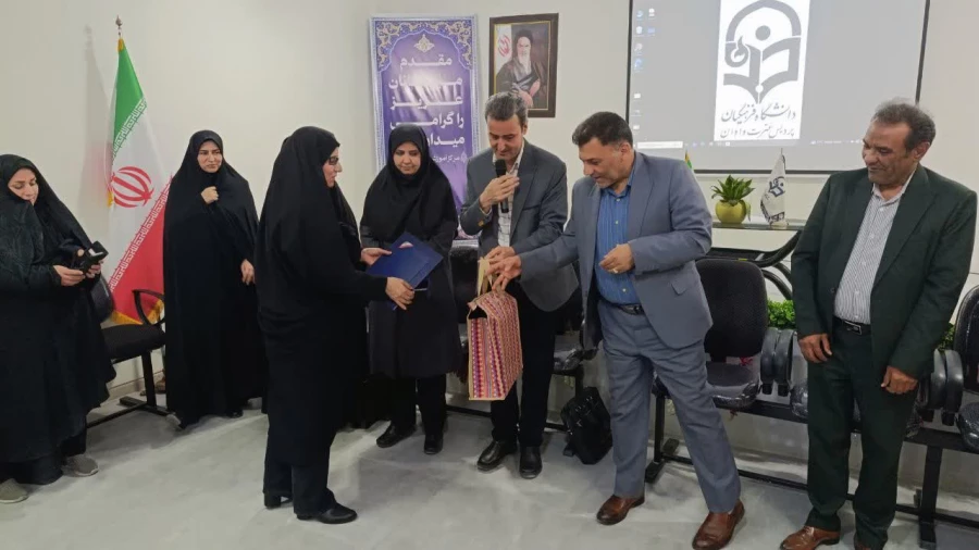 مراسم تقدیر از سرکار خانم دکتر یدالله زاده رئیس پیشین مرکز تربیت معلم عترت واوان در نشست هم اندیشی مسئولان و اساتید
 4