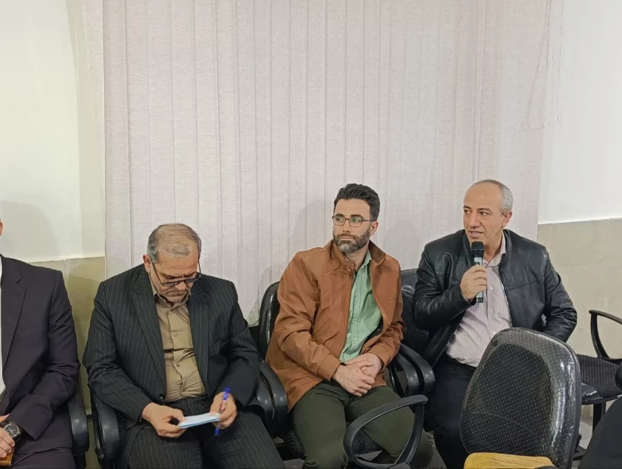 مراسم تقدیر از سرکار خانم دکتر یدالله زاده رئیس پیشین مرکز تربیت معلم عترت واوان در نشست هم اندیشی مسئولان و اساتید
 5